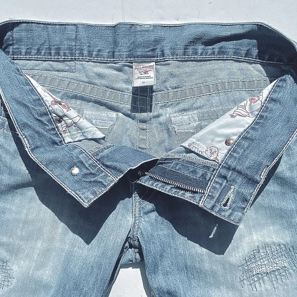 TRUE RELIGION Men’s Straight Leg with Back Flap Pocket Light Wash Distressed 31 - Picture 6 of 9